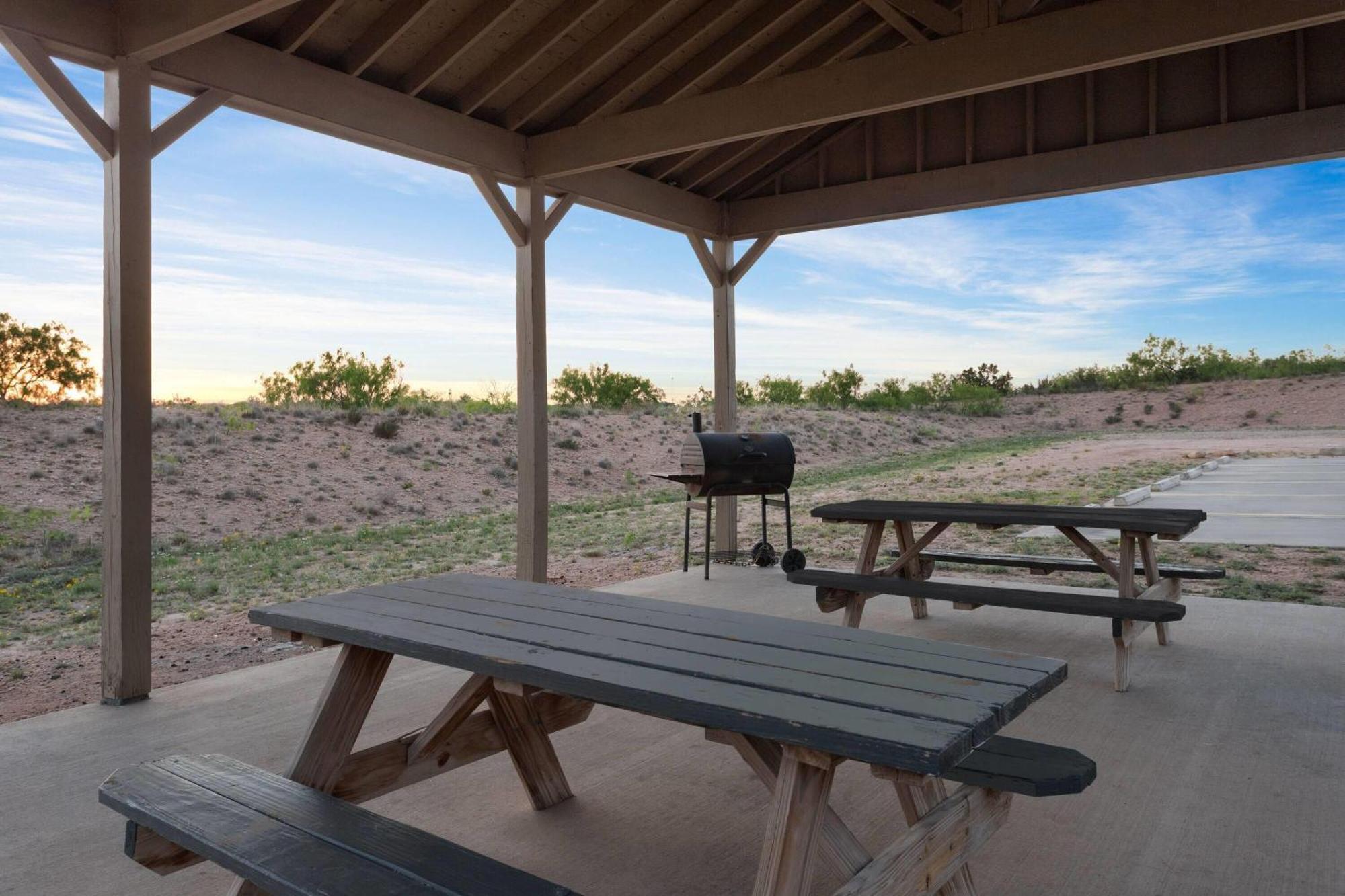 Eagle'S Den Suites Big Spring A Travelodge By Wyndham Extérieur photo